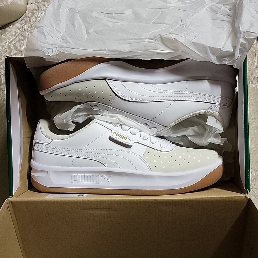 Woman's pumas